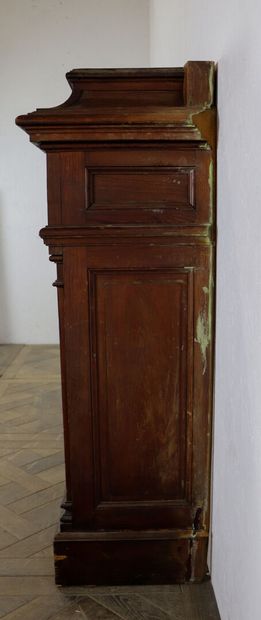 null Entourage de cheminée en bois mouluré et sculpté.

XIXème siècle.

H_121 cm...