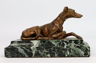 null G. CARNARI, XIXe siècle. 

Levrette en bronze. 

Socle en marbre veiné vert....