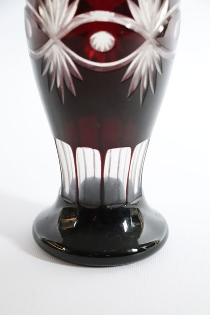 null BOHEME.

Vase de forme ovoïdale en cristal rouge taillé de motifs géométriques....