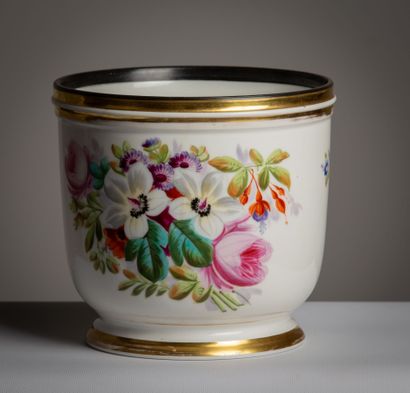null PARIS. 

Cache pot en porcelaine à décor de fleurs et filet d'or. 

XIXème siècle.

H_...