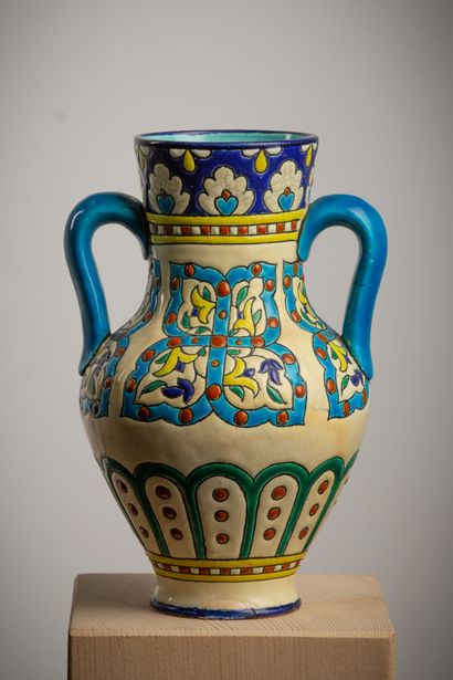 null LONGWY.

Vase à deux anses en faïence et émaux polychromes en relief à décor...