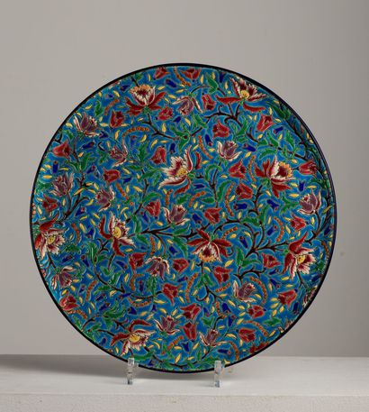 null LONGWY.

Plat circulaire en faïence et émaux cloisonnés polychromes à décor...