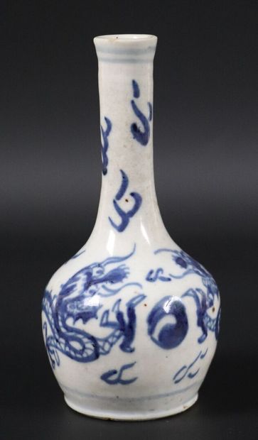 null CHINE. 

Vase à long col en porcelaine à décor en camaïeu bleu de dragon poursuivant...