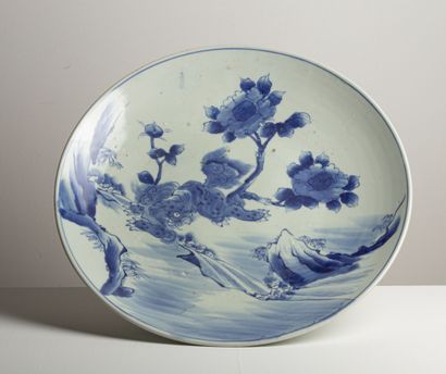 null JAPON.

Grand plat circulaire en porcelaine, à décor en camaïeu de bleu de paysage...