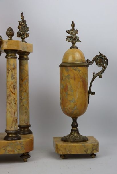 null Garniture de cheminée en marbre jaune de Sienne et bronze comprenant une pendule...