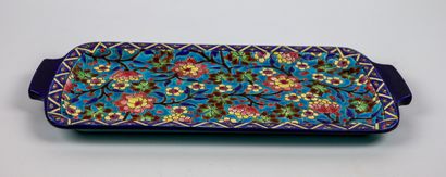 null 
LONGWY.




Cake dish decorated with polychrome floral enamels.




L_38 cm,...