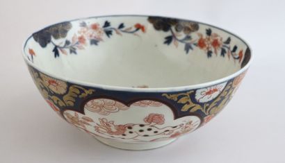 null JAPON. 

Coupe circulaire en porcelaine Imari à décor bleu, rouge et or.

H_12,5...