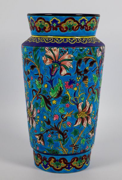 null LONGWY.

Vase en faïence à décor d'émaux polychromes floraux sur fond bleu.

H_29...