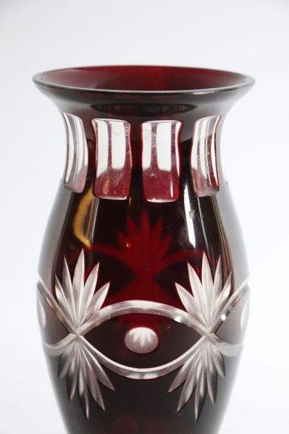 null BOHEME.

Vase de forme ovoïdale en cristal rouge taillé de motifs géométriques....
