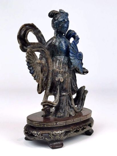 null CHINE, XIXème siècle. 

Femme à l'éventail.

Sujet en pierre dure bleue sculptée.

H(sculpture)_12,5...