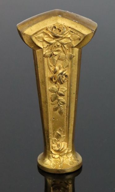 null Octave Lelièvre (1869 - 1947).

Cachet en bronze doré non gravé. 

La prise...