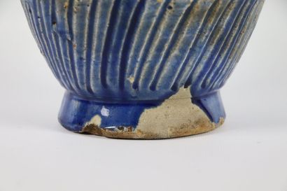 null AFRIQUE DU NORD. 

Vase à quatre anses à couverte bleue, à décor géométrique.

Première...