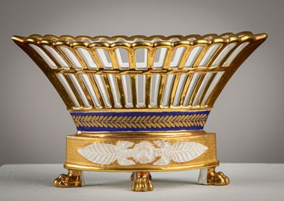 null PARIS.

Coupe ajourée de forme navette en porcelaine à décor d'une frise de...