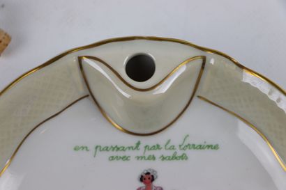 null LIMOGES, Bernardaud.

Assiette à bouillie en porcelaine à décor du chant "En...