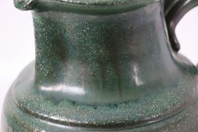 null Jean MARAIS (1913-1998). 

Pichet en céramique émaillé vert. 

Signé. 

H_28,5...