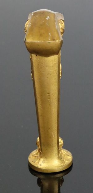 null Octave Lelièvre (1869 - 1947).

Cachet en bronze doré non gravé. 

La prise...
