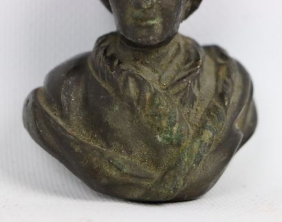 null Buste de Voltaire en bronze à patine brun vert.

Fin du XVIIIème siècle.

H_7.5...