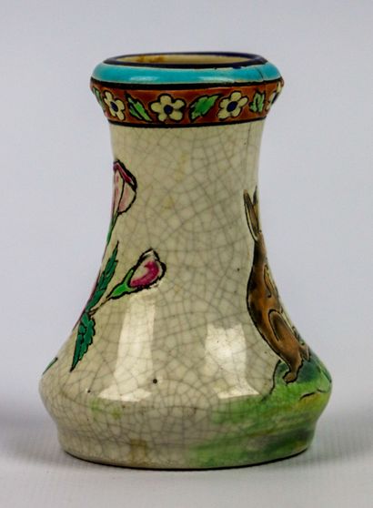 null LONGWY.

Vase en faïence à décor en émaux polychromes d'un lapin et d'une tige...