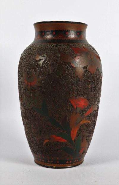 null JAPON.

Vase en porcelaine à décor en laque polychrome en relief de végétaux...