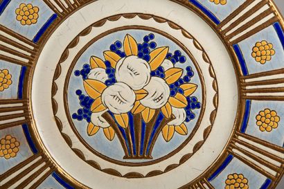 null LONGWY.

Earthenware dish with enamel decoration of a flowery basket.

Art Deco...