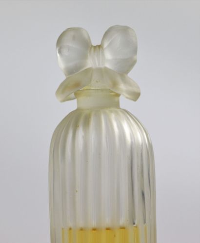 null Lucien LELONG (1889-1958).

Indiscret.

Flacon à parfum en verre blanc dépoli,...