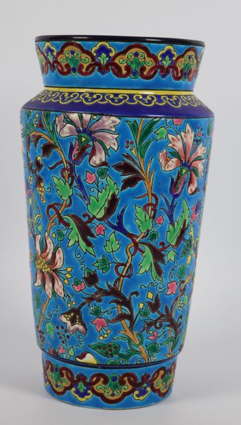 null LONGWY.

Vase en faïence à décor d'émaux polychromes floraux sur fond bleu.

H_29...