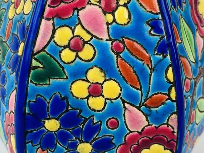 null 
LONGWY.




Petit vase a pans hexagonal polychrome à décor floral. 




H_14...