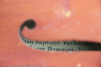 null Violon Mirecourt, portant étiquette Vuillaume.

L_35,8 cm.

Dans un écrin