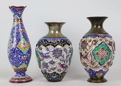 null PERSE.

Ensemble de trois vases en métal à décor repoussé émaillé polychrome.

H_14,3...