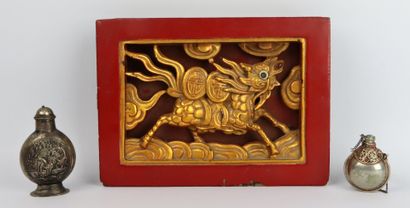 null ASIE. 

Réunion d'un panneau chinois en bois doré et laqué rouge à décor d'un...