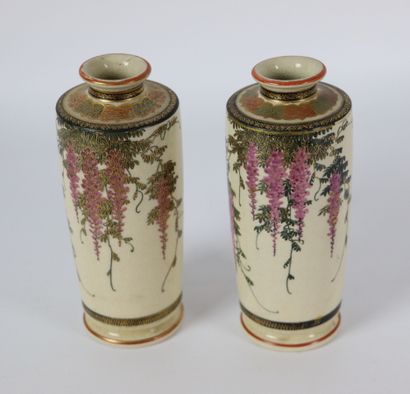 null JAPON, Satsuma.

Paire de vases en grès émaillé à décor de fleurs glycine et...