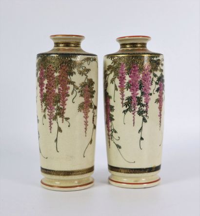 null JAPON, Satsuma.

Paire de vases en grès émaillé à décor de fleurs glycine et...