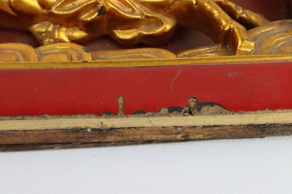 null ASIE. 

Réunion d'un panneau chinois en bois doré et laqué rouge à décor d'un...