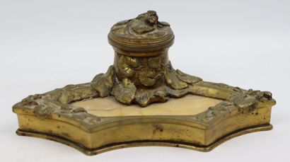null Albert MARIONNET (1852-1910). 

Encrier en bronze et marbre à décor naturaliste.

Signé.

L_20...