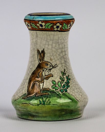 null LONGWY.

Vase en faïence à décor en émaux polychromes d'un lapin et d'une tige...