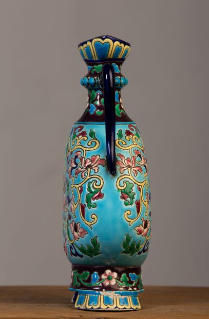 null LONGWY.

Vase de forme orientale sur talon ajouré, en faience à décor d'émaux...