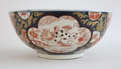 null JAPON. 

Coupe circulaire en porcelaine Imari à décor bleu, rouge et or.

H_12,5...