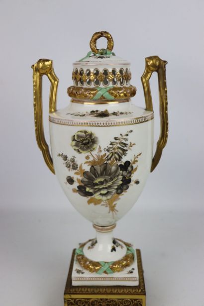 null Vase couvert en porcelaine à décor floral, la monture en bronze doré de qualité.

Style...