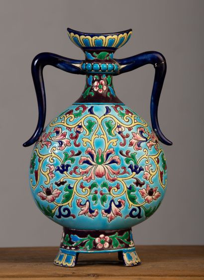 null LONGWY.

Vase de forme orientale sur talon ajouré, en faience à décor d'émaux...