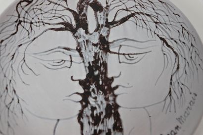 null Jean MARAIS (1913-1998).

L'arbre aux visages. 

Assiette en céramique à décor...