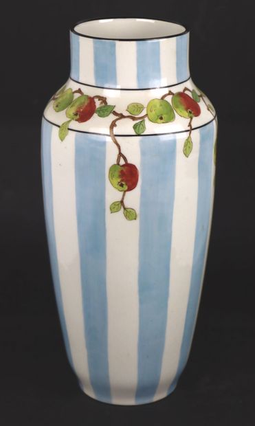 null LIMOGES, Legard 

Vase en porcelaine à décor de coings sur fond rayé blanc et...