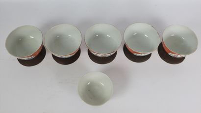 null CHINE, XXème siècle.

Suite de cinq bols en porcelaine polychrome, sur des socles...