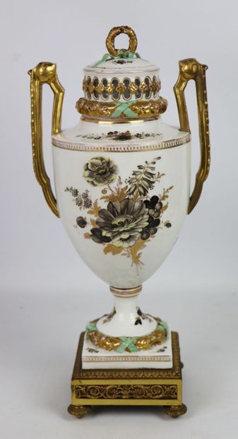 null Vase couvert en porcelaine à décor floral, la monture en bronze doré de qualité.

Style...
