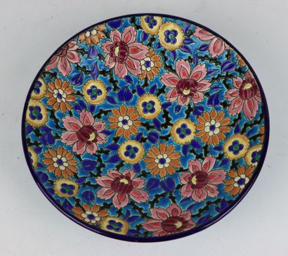 null LONGWY.

Tripod enamelled earthenware bowl with polychrome decoration of flowers.

H_5,5...