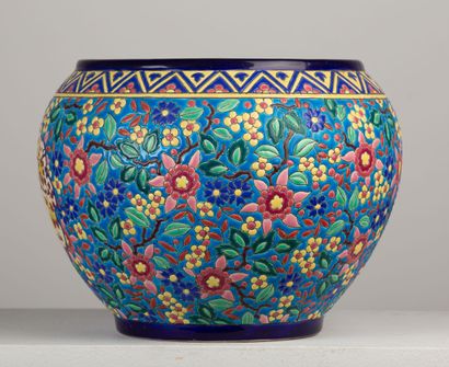 null LONGWY.

Globular earthenware and polychrome enamel cover in relief with flowers...