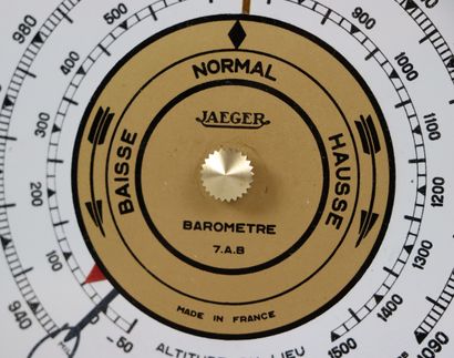 null JAEGER.

Baromètre circulaire en verre et cerclage en laiton doré, modèle "7.A.B",...