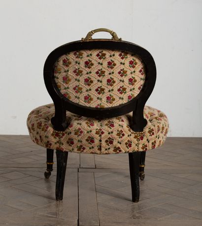 null Chaise capitonnée Napoléon III

H_74 cm L_62cm P_53 cm