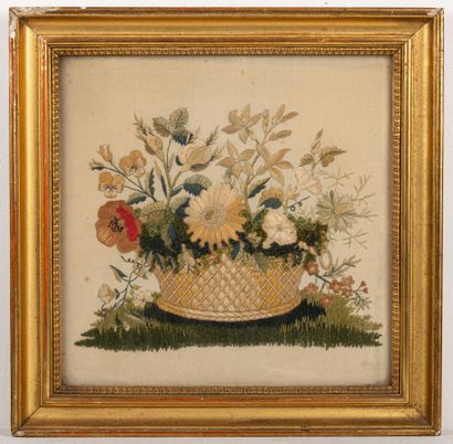 null Broderie sur soie figurant un panier fleuri. 

XIXème siècle.

H_26,5 cm L_26,3...