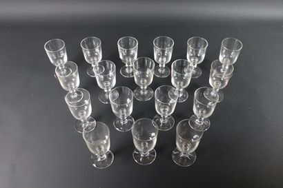 null 
Partie de service de verres en cristal comprenant :




-dix-sept verres à...