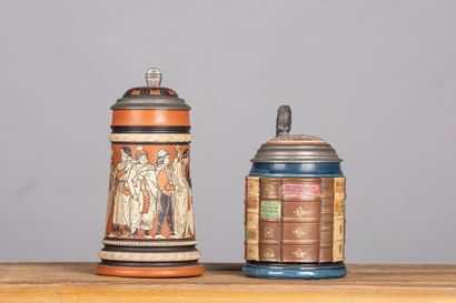 null METTLACH.

Deux chopes en grès allemand,

L'une à décor de livres en trompe-l'oeil,...